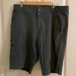 Mens size 36 Grundens fishing shorts